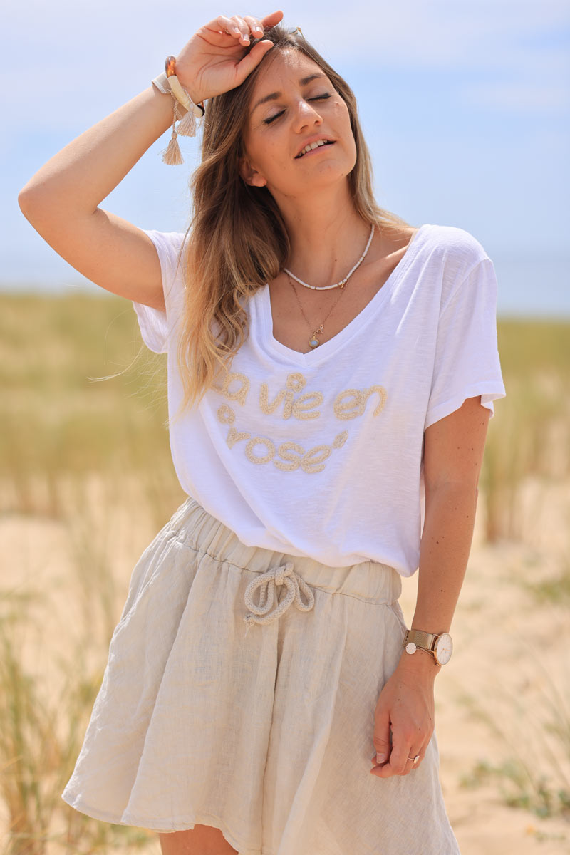 White v-neck t-shirt with beige 'La vie en rose' in boucle