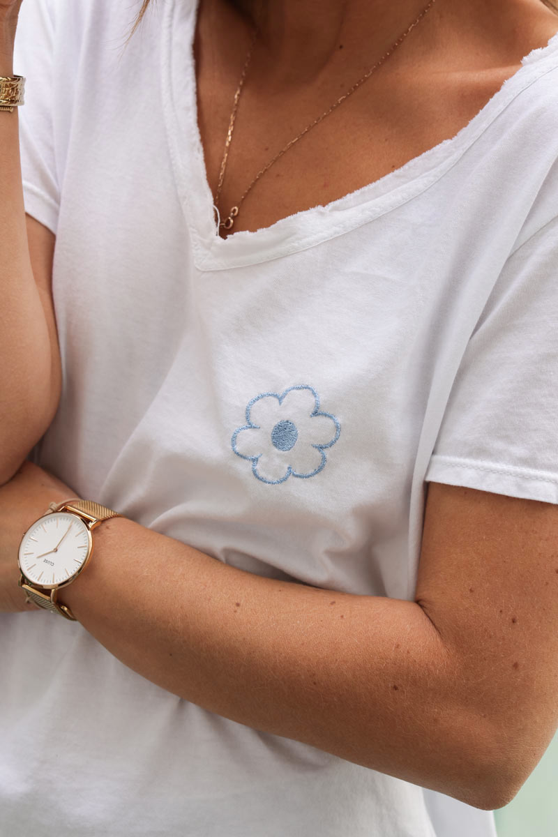 T-shirt blanc en coton col v broderie fleur marguerite bleu ciel