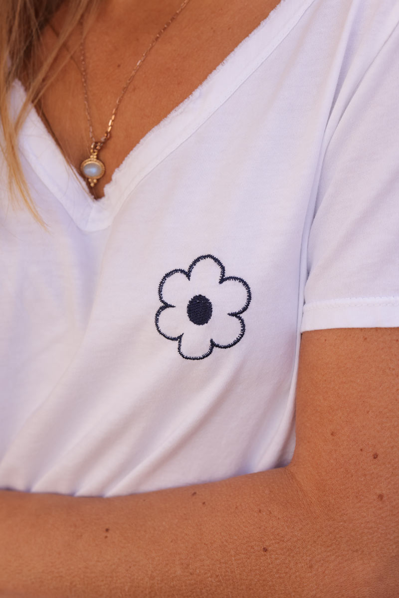 Camiseta blanca de algodón con cuello de pico y bordado de flores de margaritas azul marino