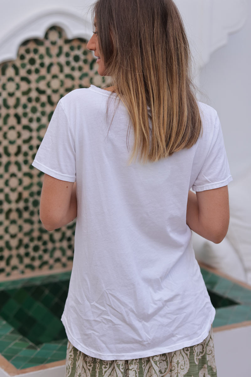 T-shirt blanc en coton col v broderie fleur marguerite kaki