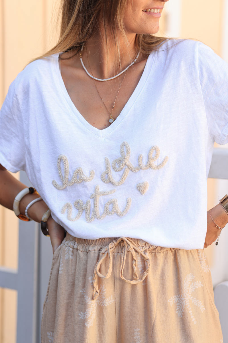 T-shirt blanc en coton col v message La Dolce Vita éponge beige