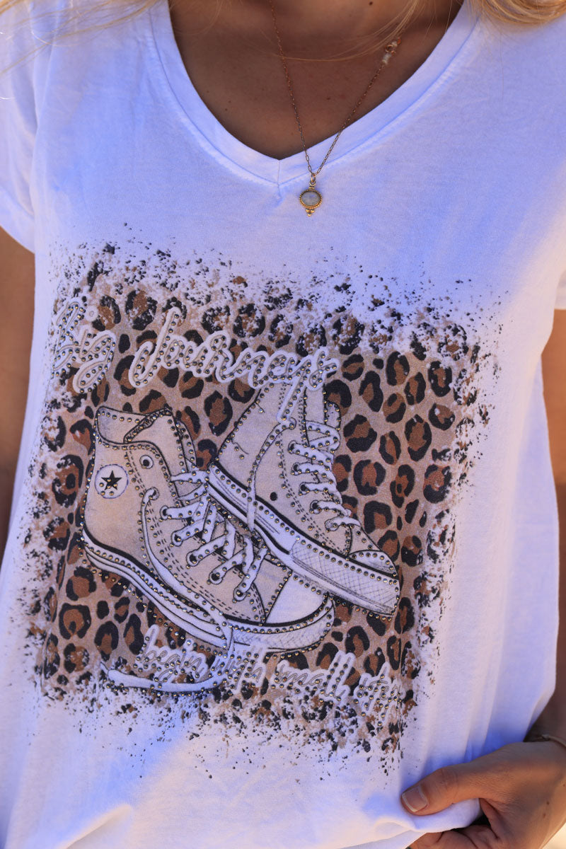 Camiseta blanca de algodón con cuello de pico y estampado de leopardo y zapatillas deportivas con strass