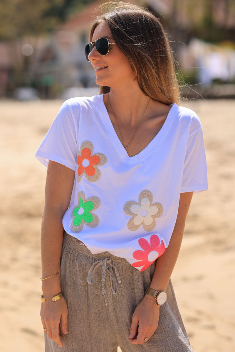 T-shirt blanc en coton col v patchs fleurs bouclettes colorées