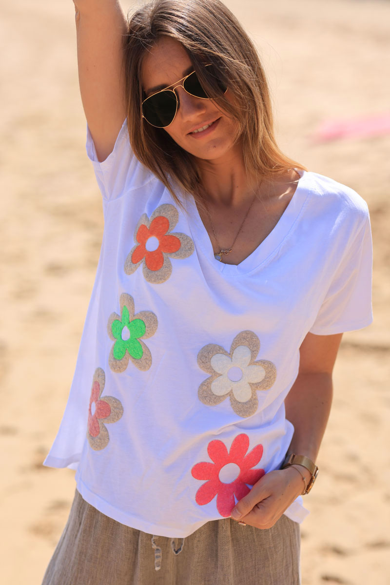 V-neck cotton white top with multicolored daisies in bouclette