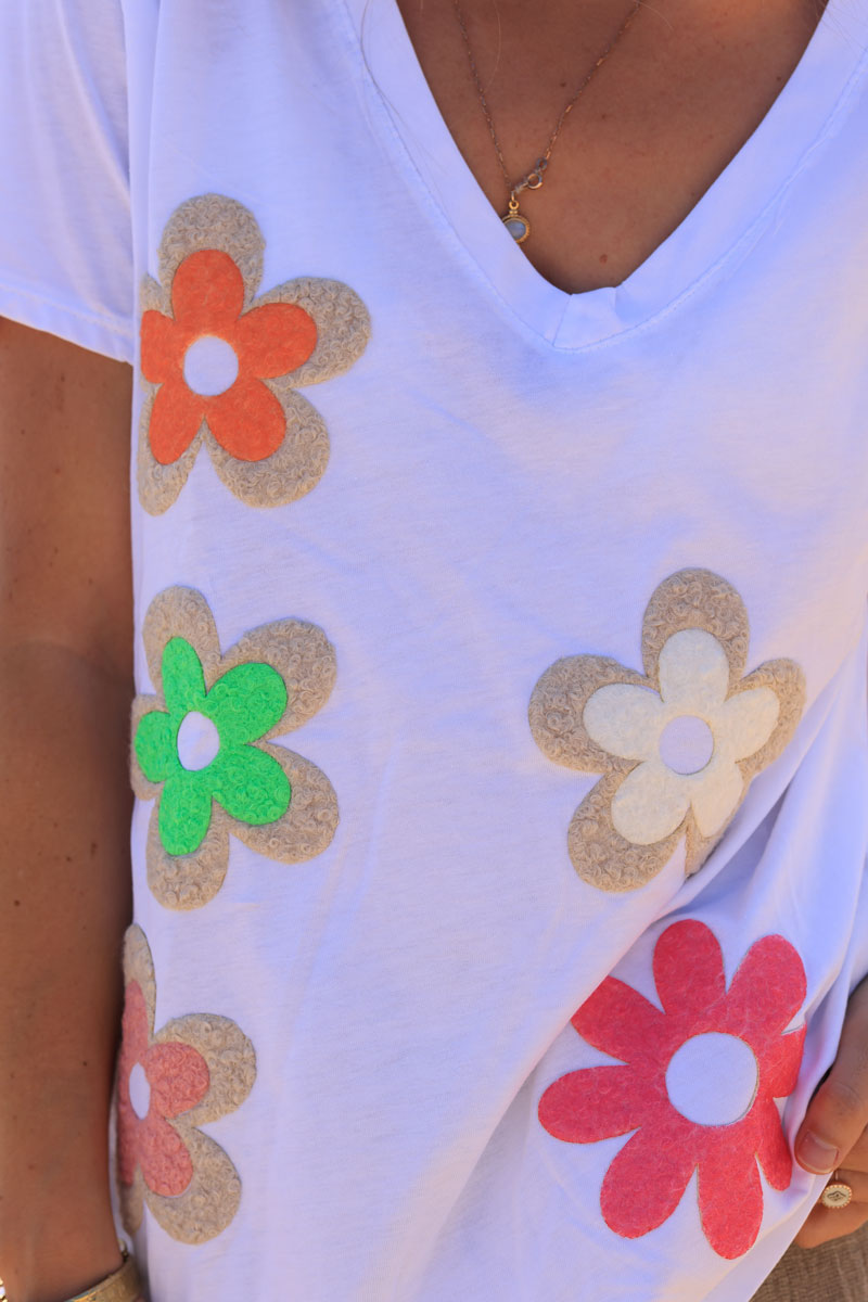 Camiseta blanca de algodón con cuello de pico y parches de flores rizadas de colores