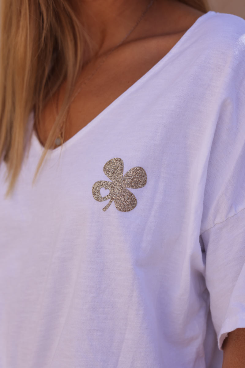 Camiseta blanca de algodón con cuello de pico y trébol de la suerte con mangas remangadas