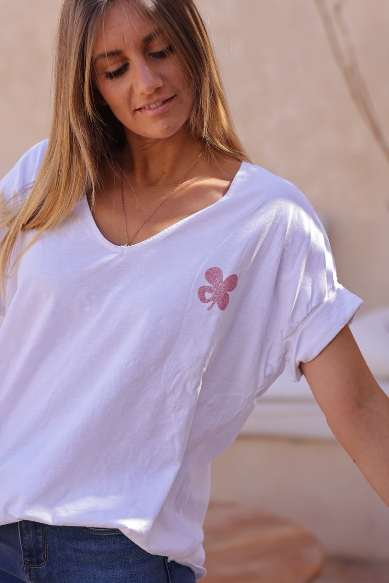Camiseta blanca de algodón con cuello en V trébol de la suerte con lentejuelas rosas y mangas remangadas
