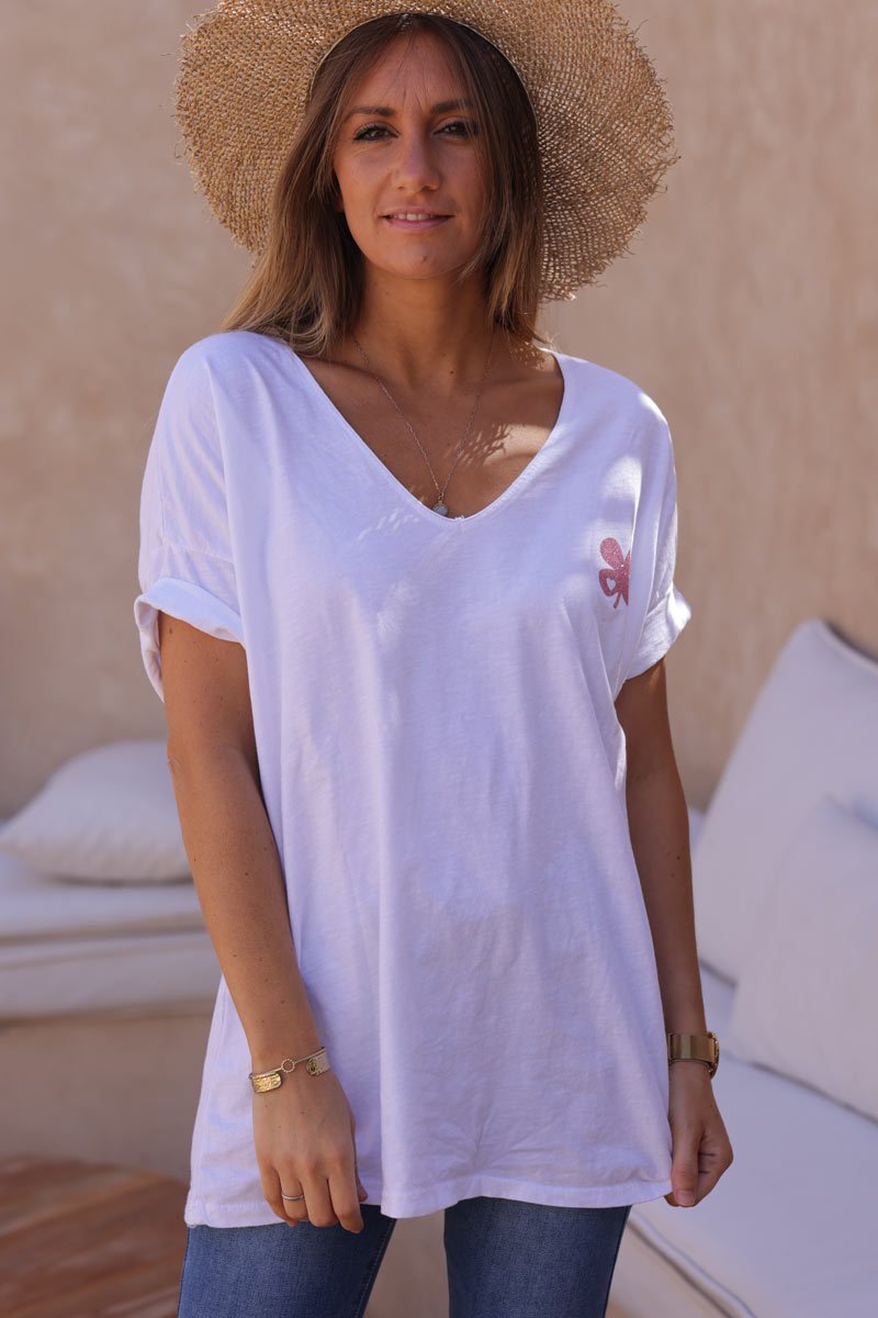 Camiseta blanca de algodón con cuello en V trébol de la suerte con lentejuelas rosas y mangas remangadas