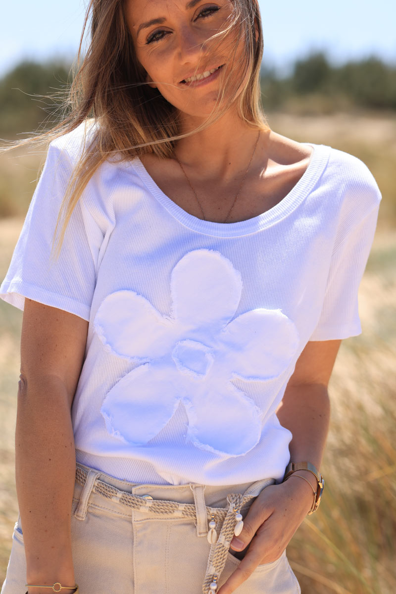 Camiseta blanca de canalé de algodón con flores denim efecto desgastado y cuello redondo