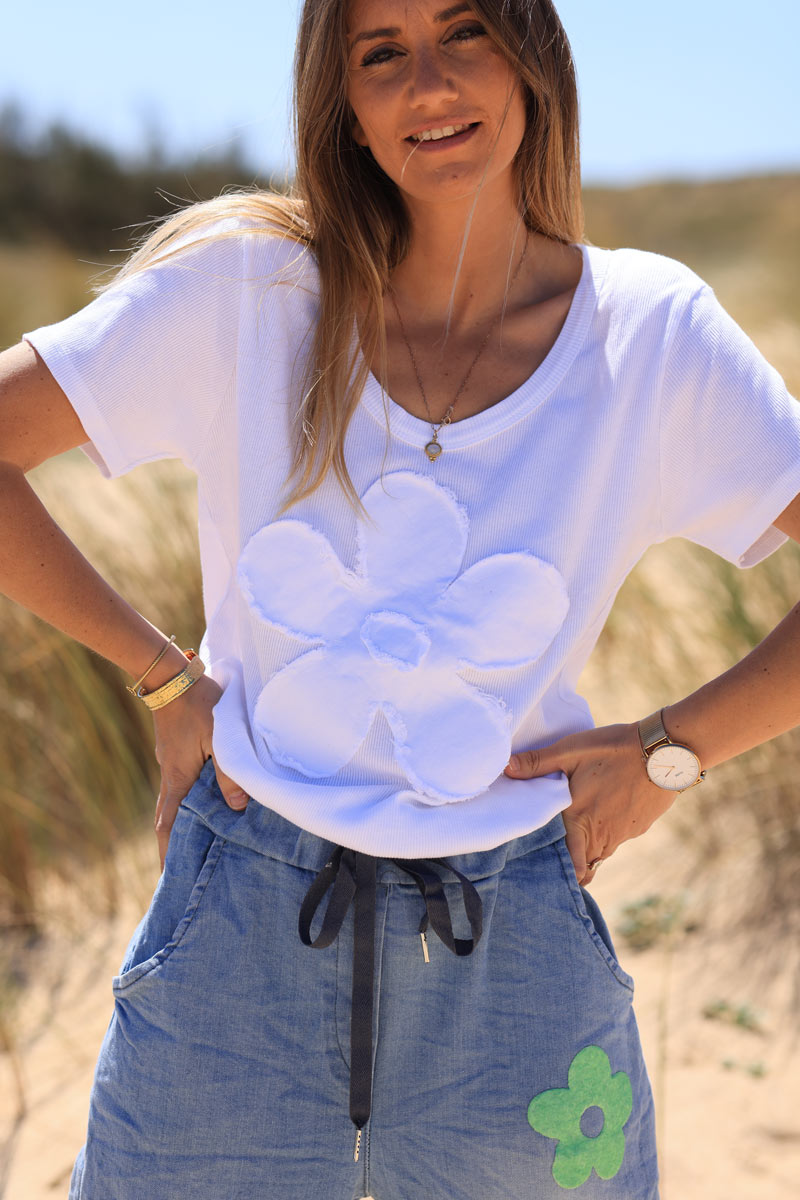 Camiseta blanca de canalé de algodón con flores denim efecto desgastado y cuello redondo