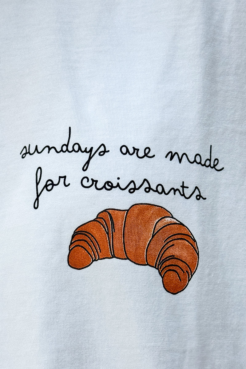 T-shirt blanc en coton imprimé Croissant et message Sundays