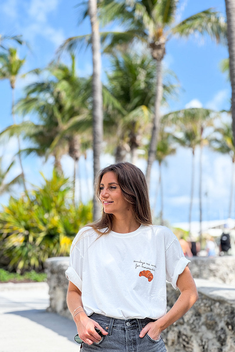 T-shirt blanc en coton imprimé Croissant et message Sundays