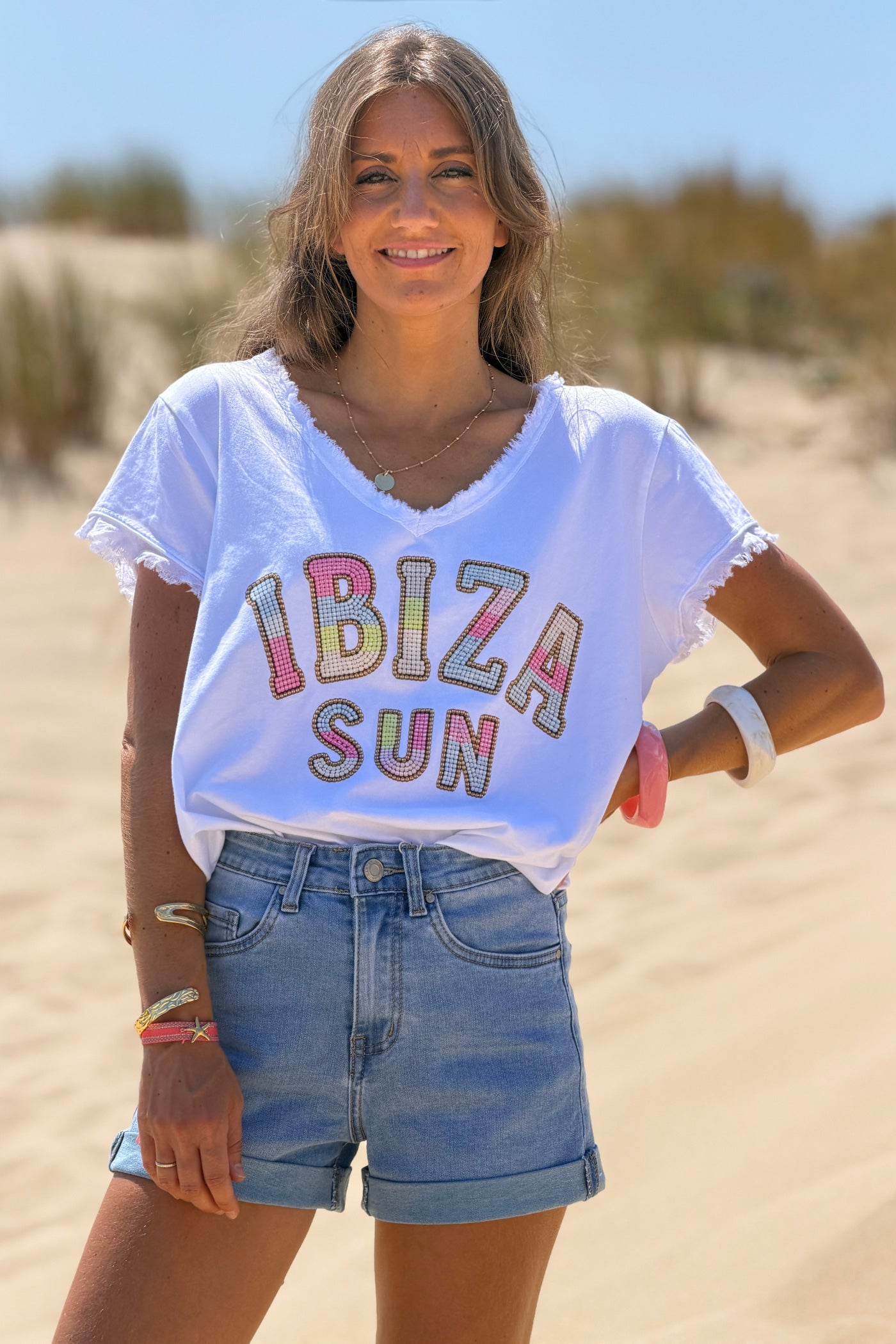 Tshirt blanc en coton imprimé Ibiza effet perles colorées col v franges