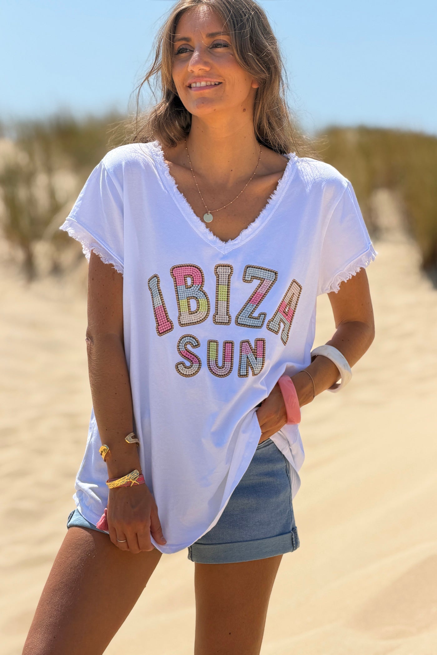 Tshirt blanc en coton imprimé Ibiza effet perles colorées col v franges