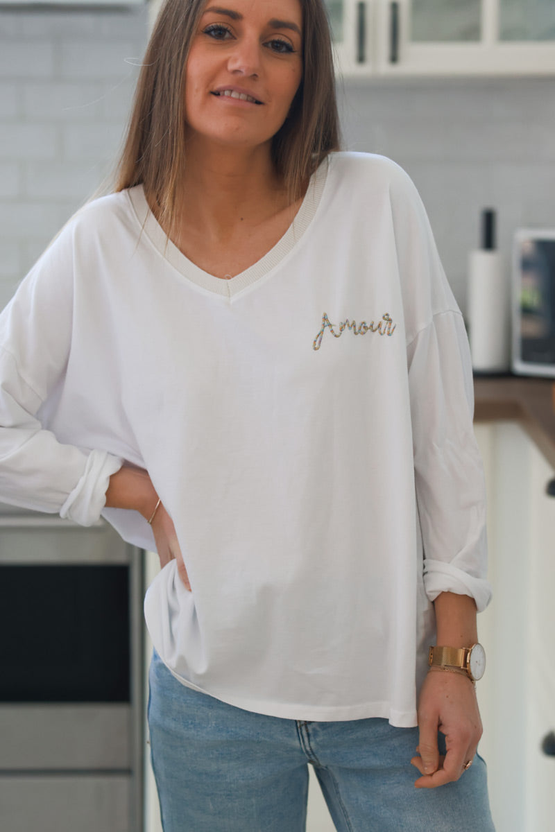 T-shirt blanc en coton manches longues broderie Amour fils colorés col v