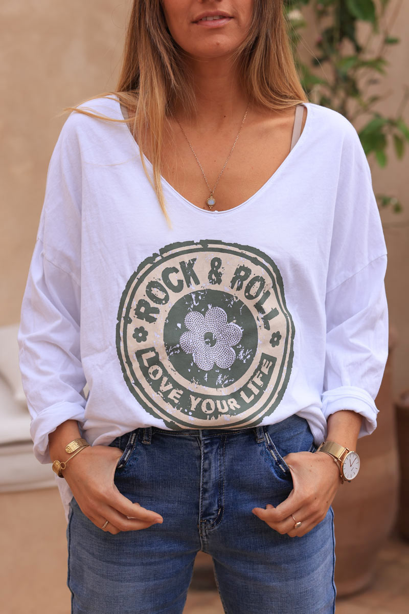 Camiseta blanca de manga larga de algodón con logo rock caqui y flor de strass