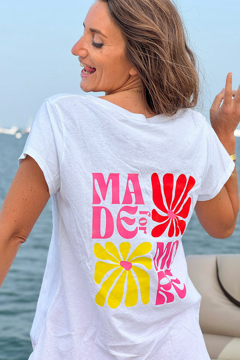 T-shirt blanc en coton marguerite et Made for More coloré au dos col v