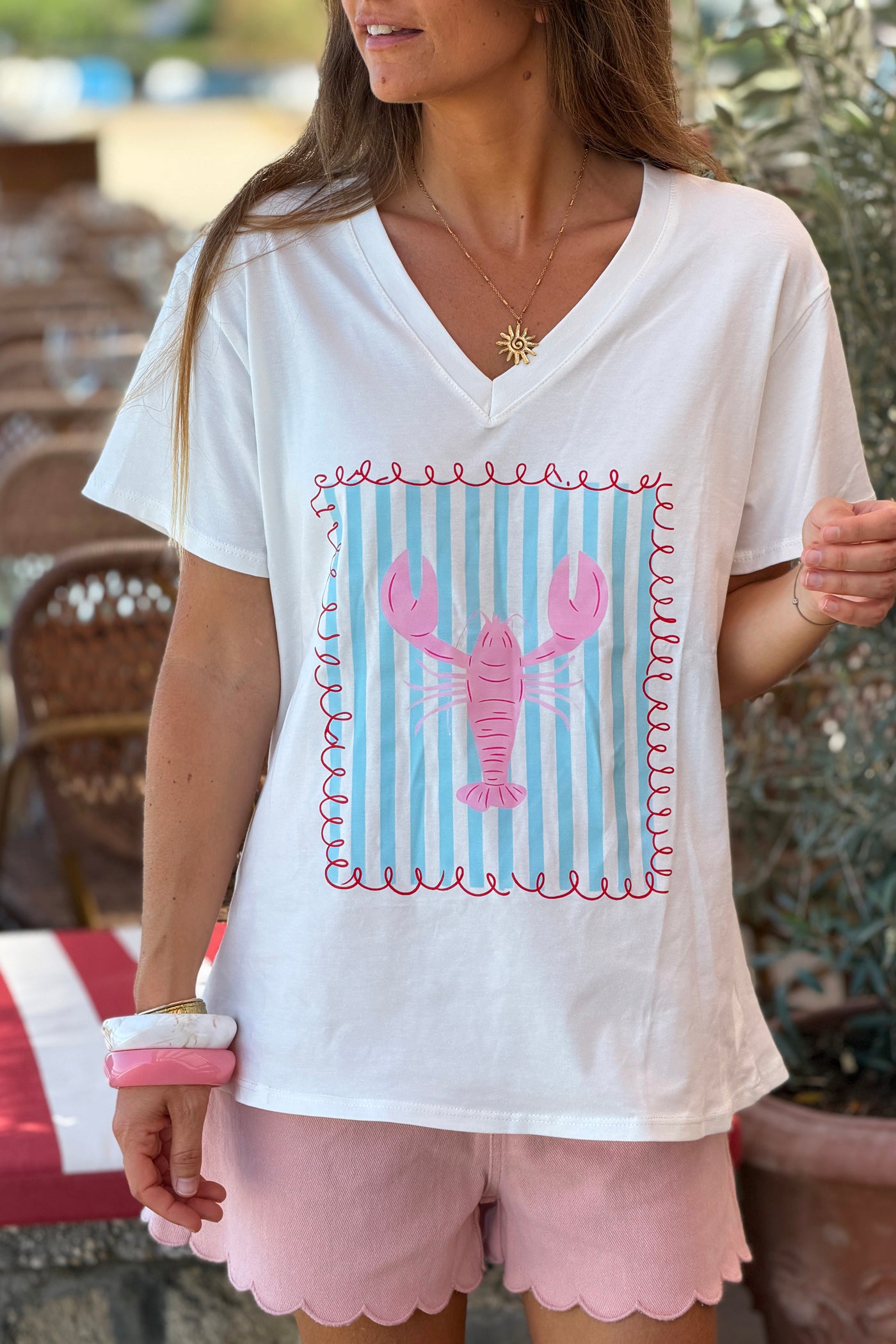 Tshirt blanc en coton motif cadre rayures bleu et homard col v