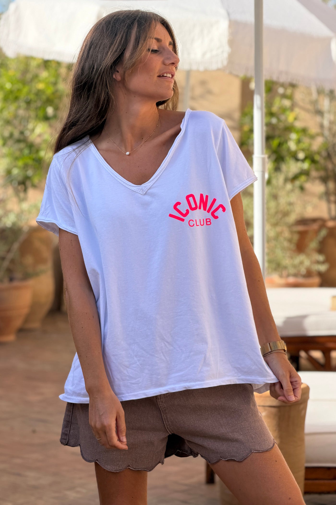Tshirt blanc en coton stretch Iconic Club col v