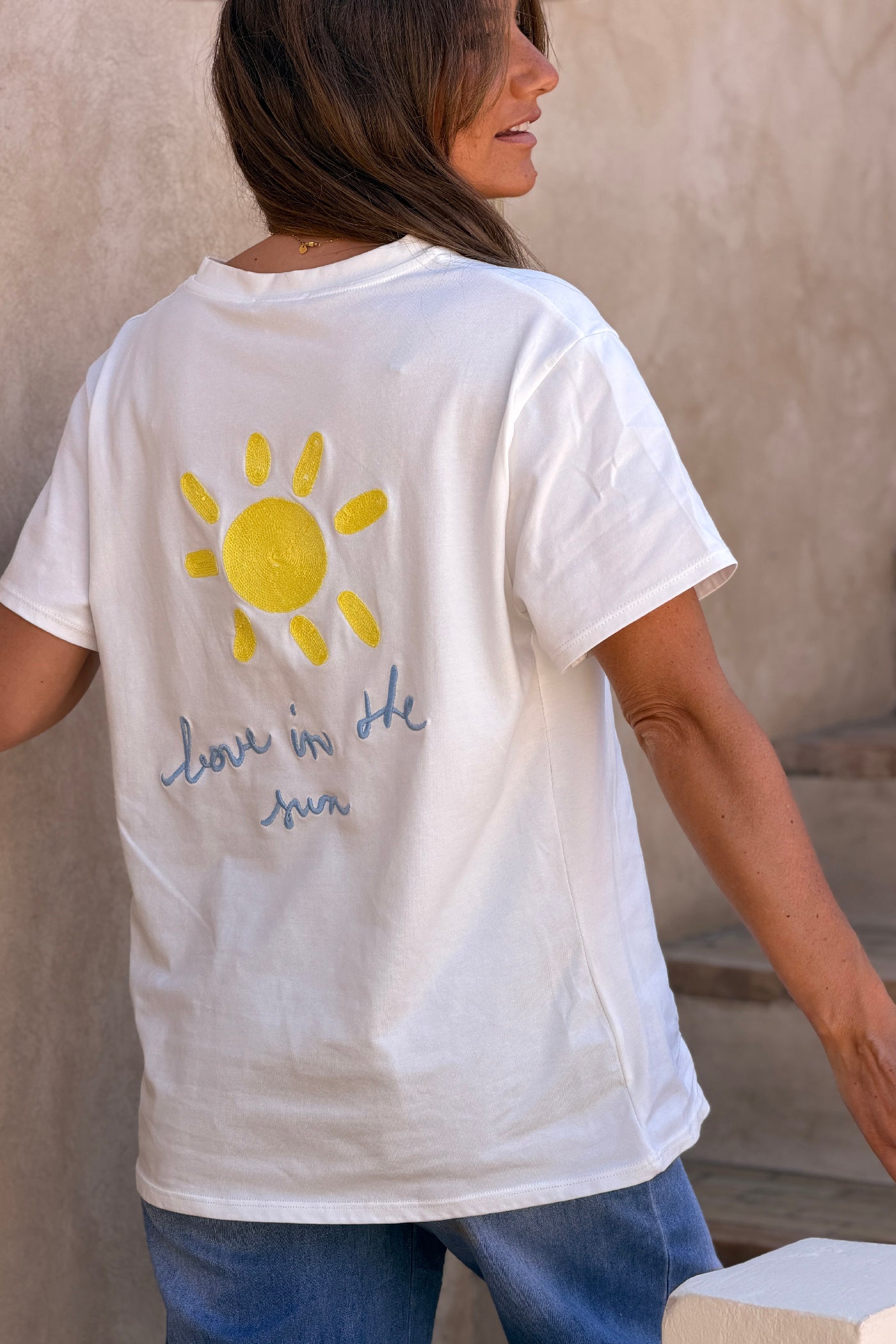 Tshirt blanc en coton stretch broderie soleil Love is the sun bleu