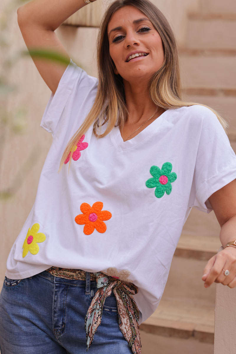 Camiseta blanca de algodón elástico con flores rizadas multicolores