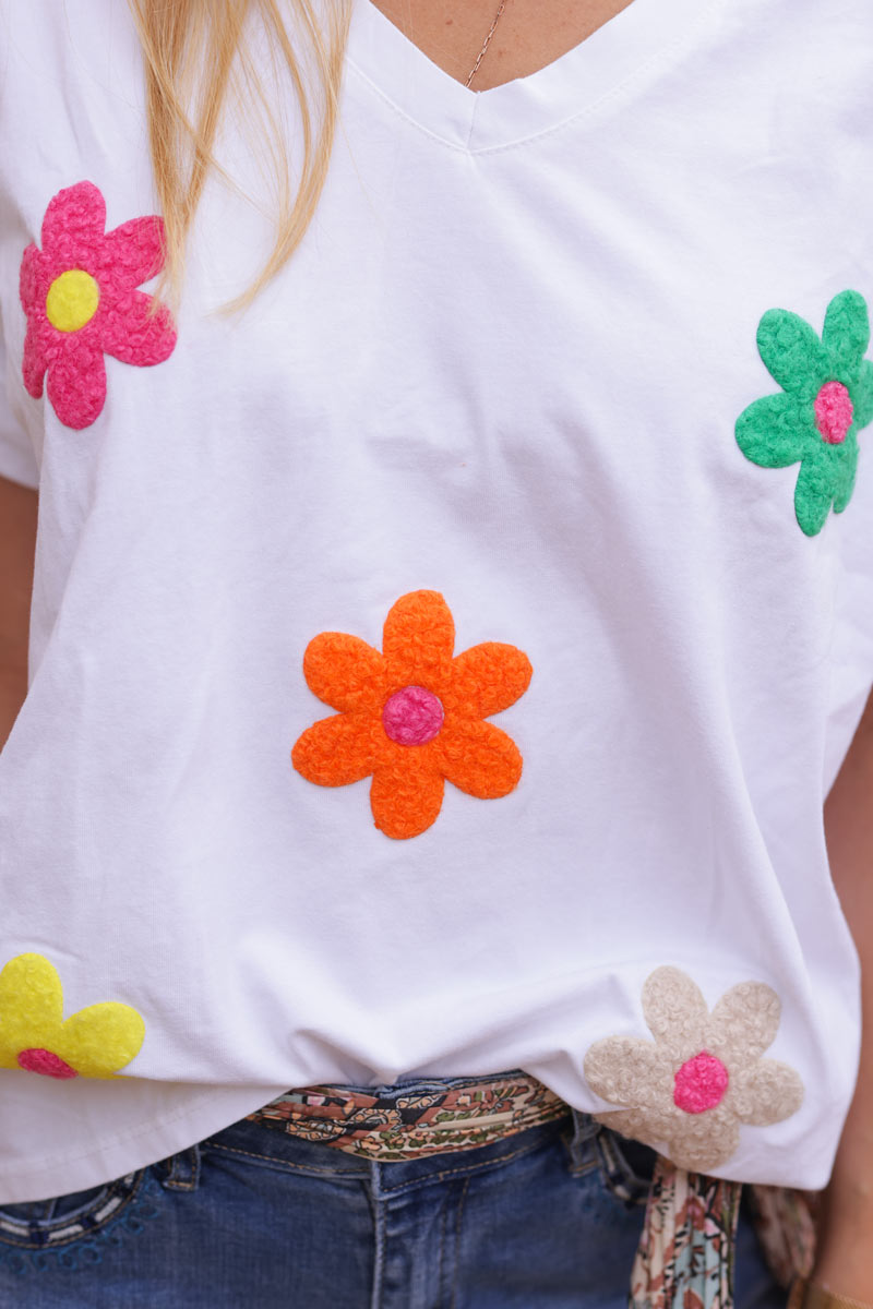 Camiseta blanca de algodón elástico con flores rizadas multicolores