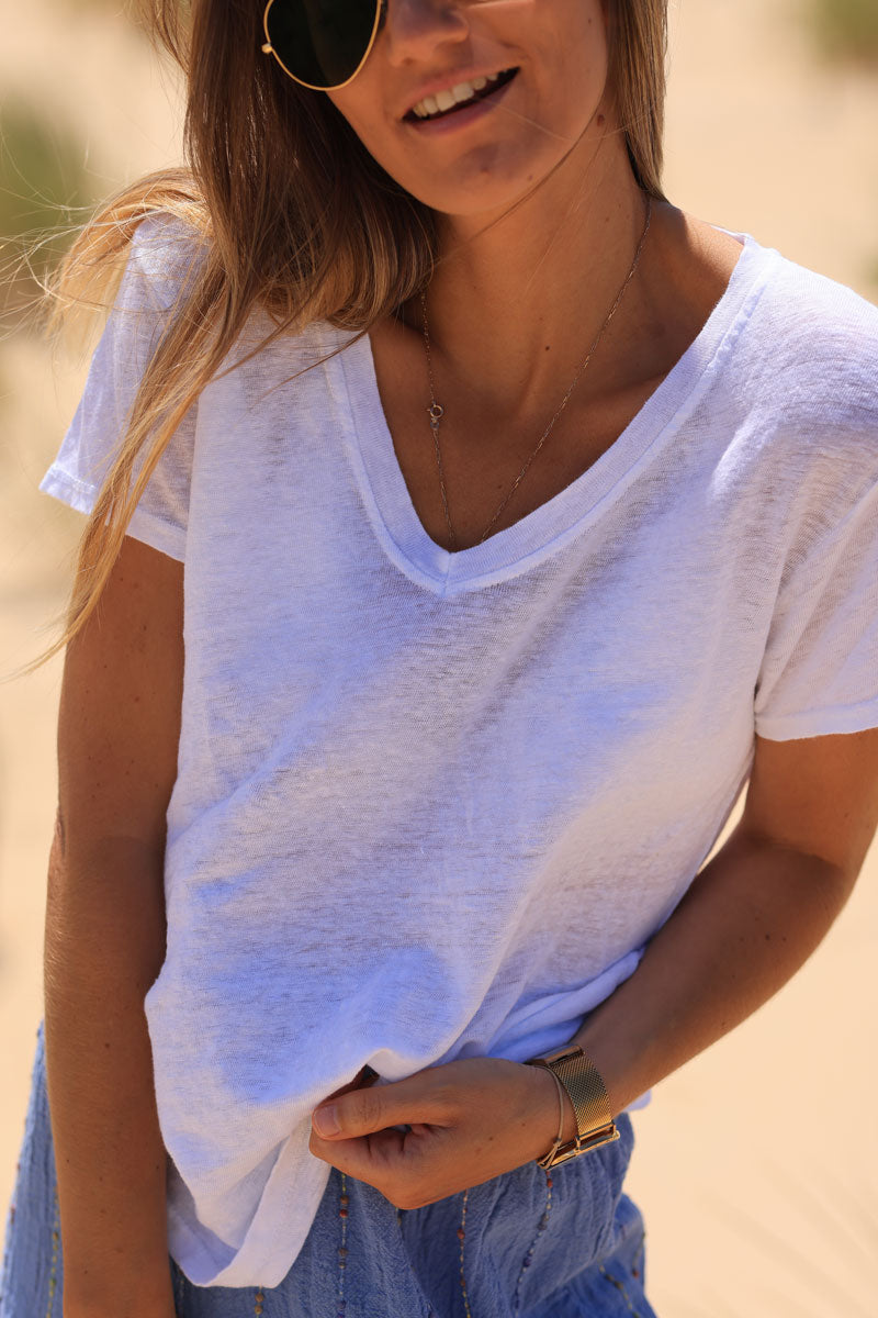 Camiseta blanca de lino suave con cuello de pico