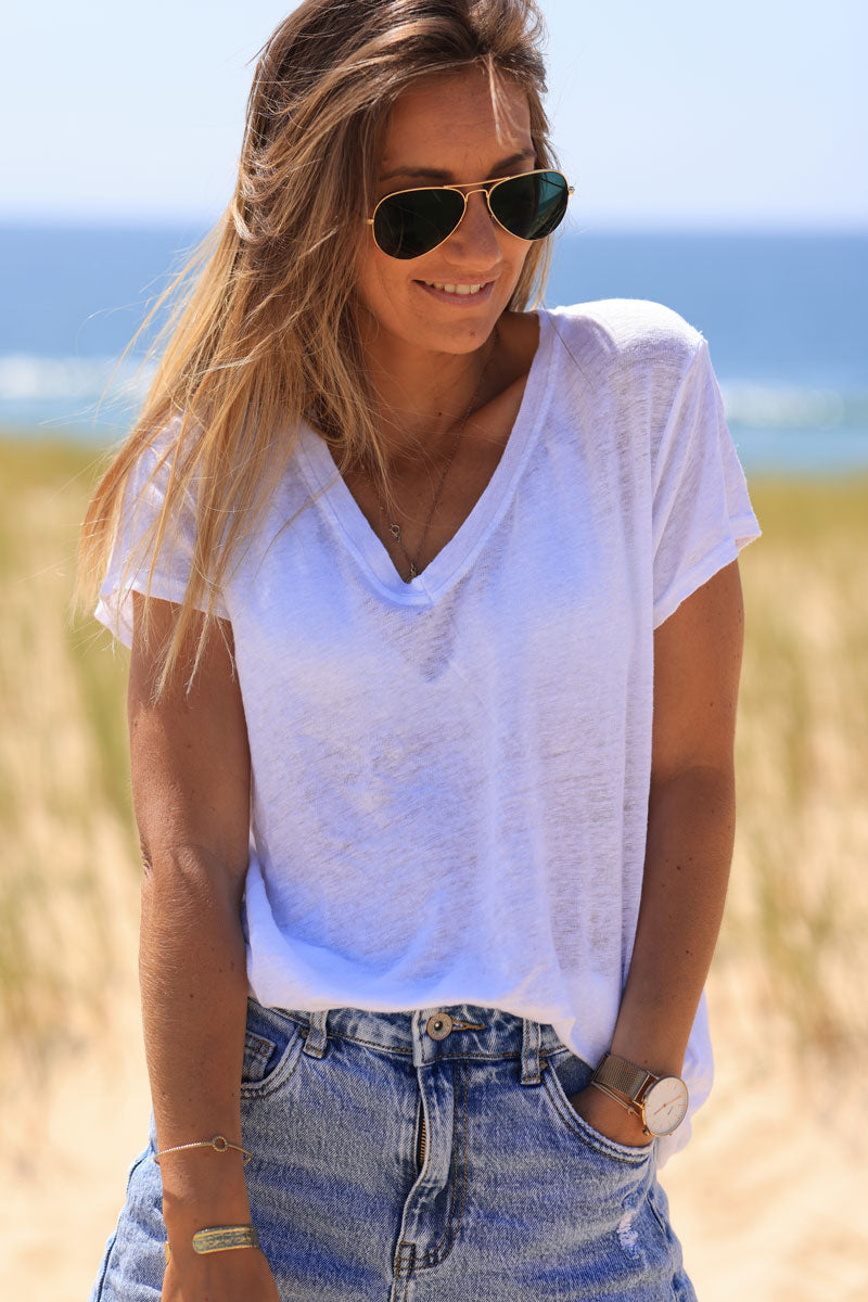 Camiseta blanca de lino suave con cuello de pico