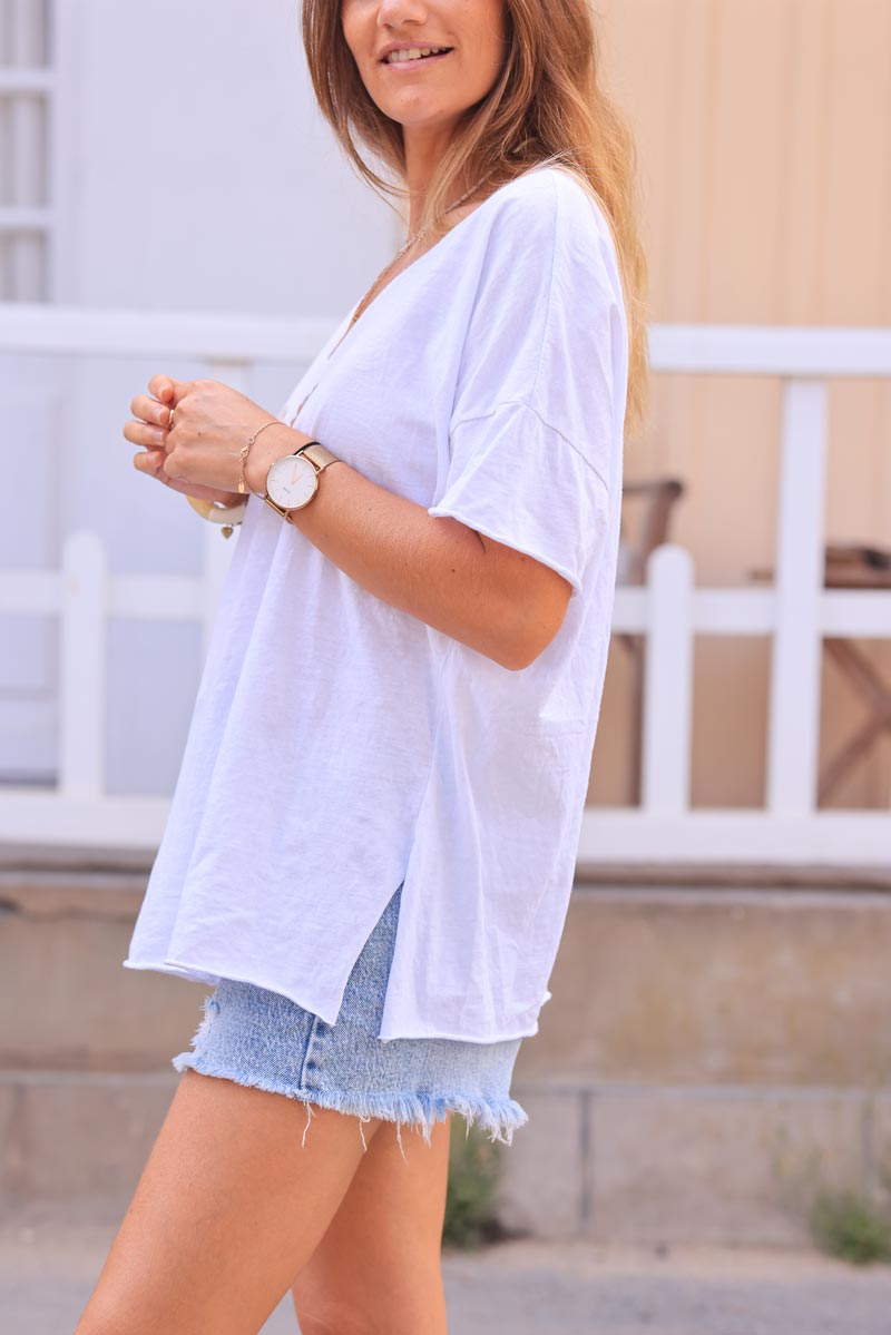White loose v-neck t-shirt with flowers in boucle