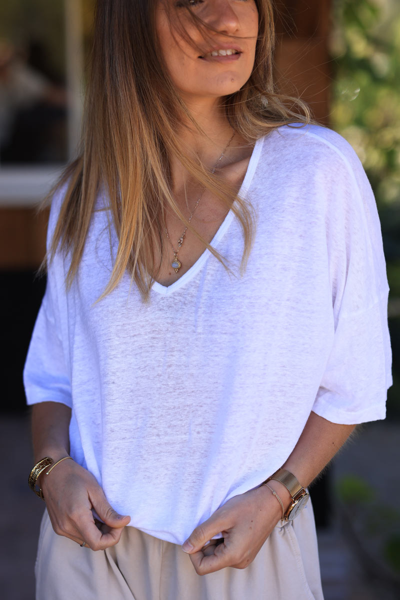 Camiseta de lino blanca suave con cuello en pico y mangas holgadas