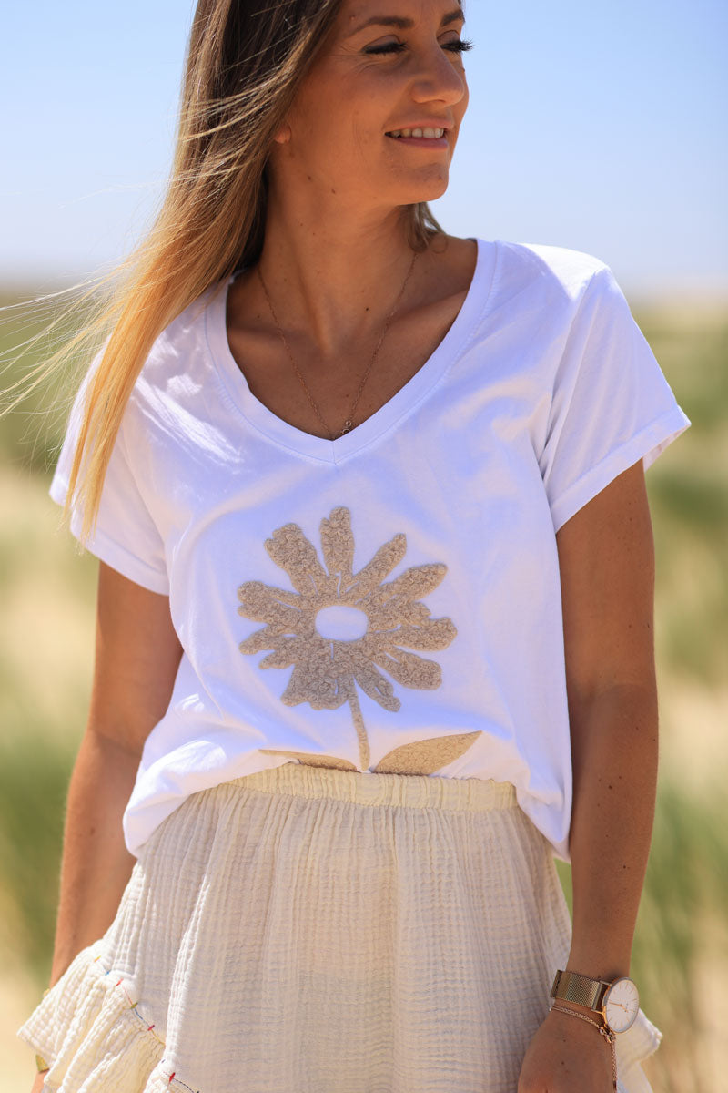 White cotton t-shirt with daisy and 'amour' in boucle