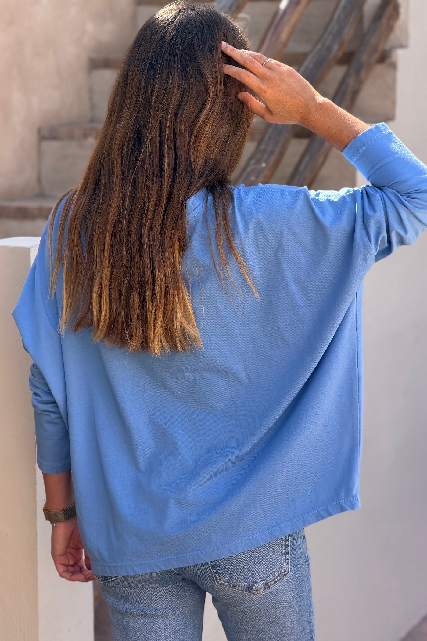 Tshirt bleu à manches longues large col rond