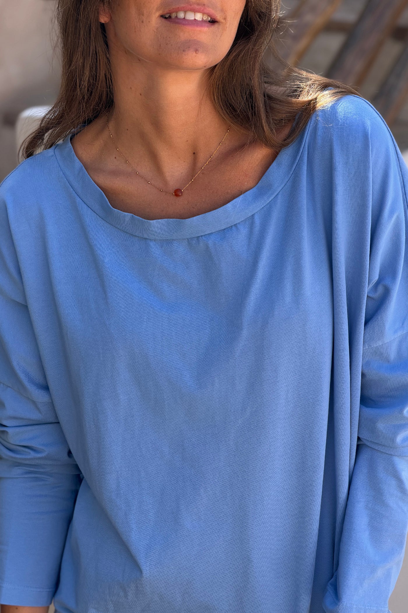 Tshirt bleu à manches longues large col rond