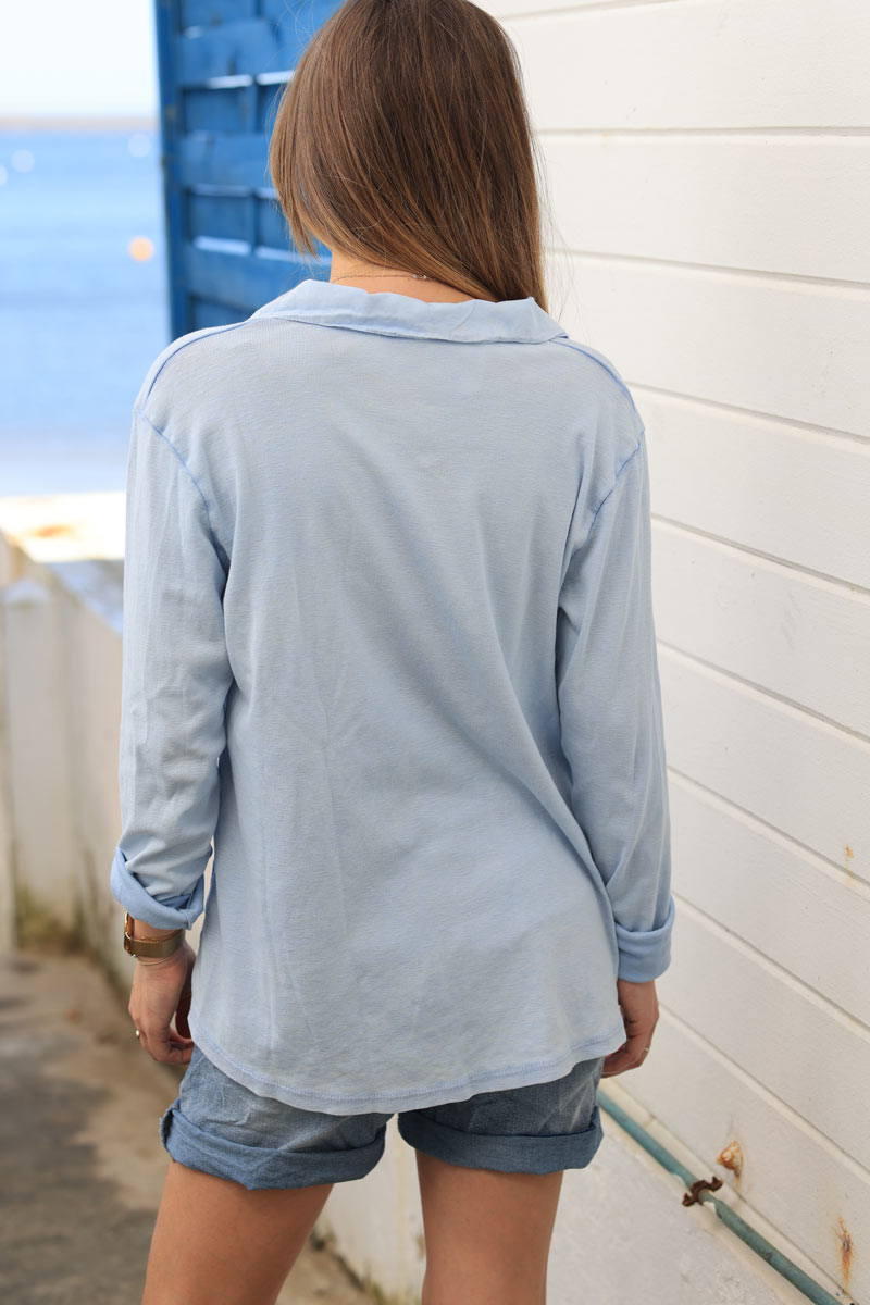 Camiseta de algodón azul cielo desteñido de manga larga con cuello camisero y pequeños botones