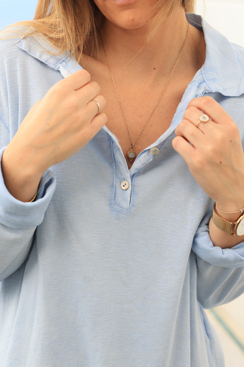 Camiseta de algodón azul cielo desteñido de manga larga con cuello camisero y pequeños botones