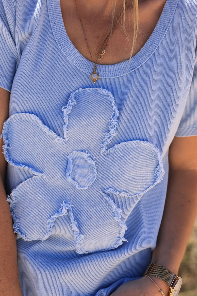 Camiseta de canalé de algodón celeste con flores denim efecto desgastado, cuello redondo