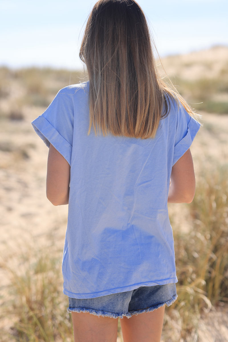 Camiseta de algodón azul cielo con mangas remangadas trío margaritas