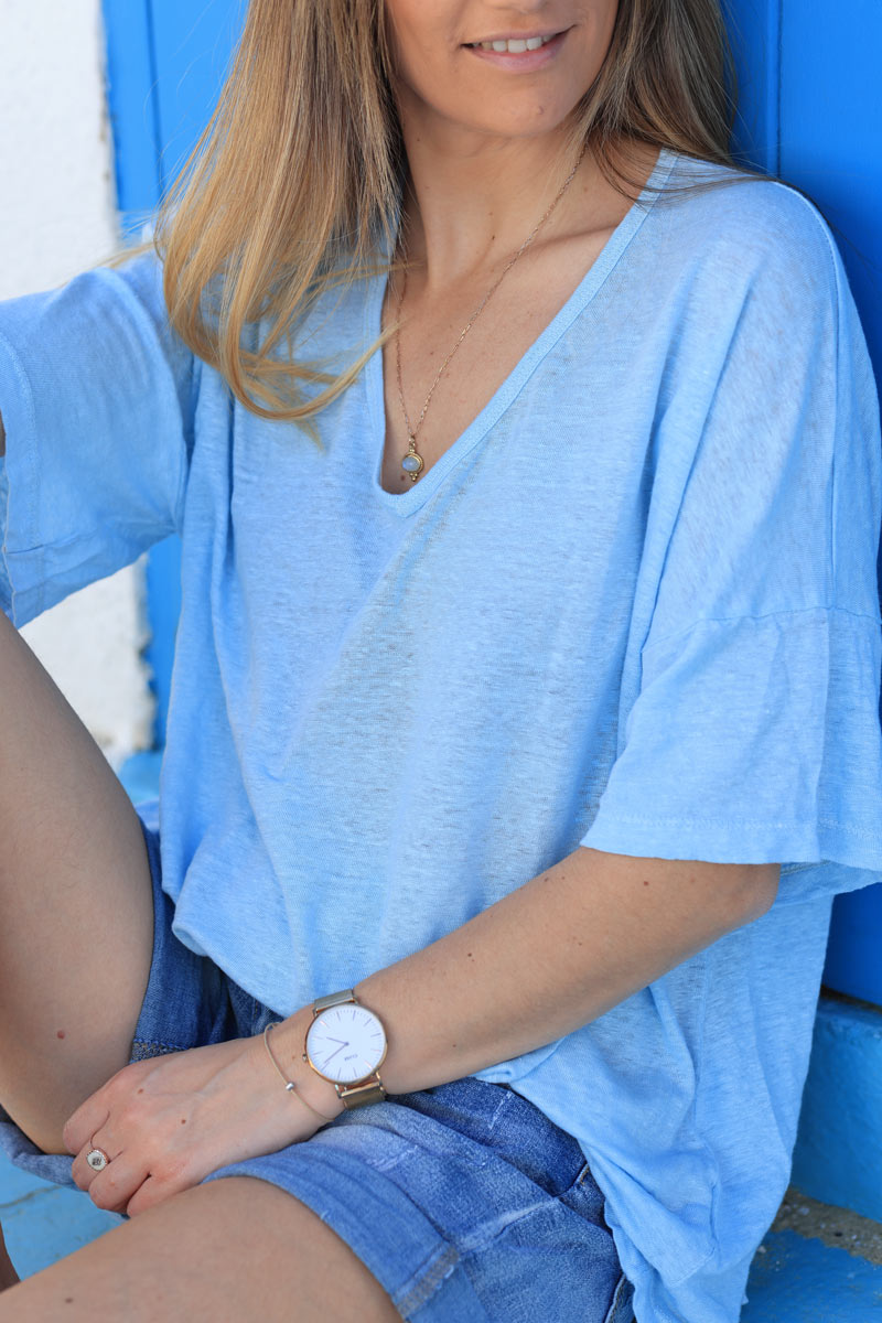 Camiseta suave de lino azul cielo con cuello en pico y mangas holgadas
