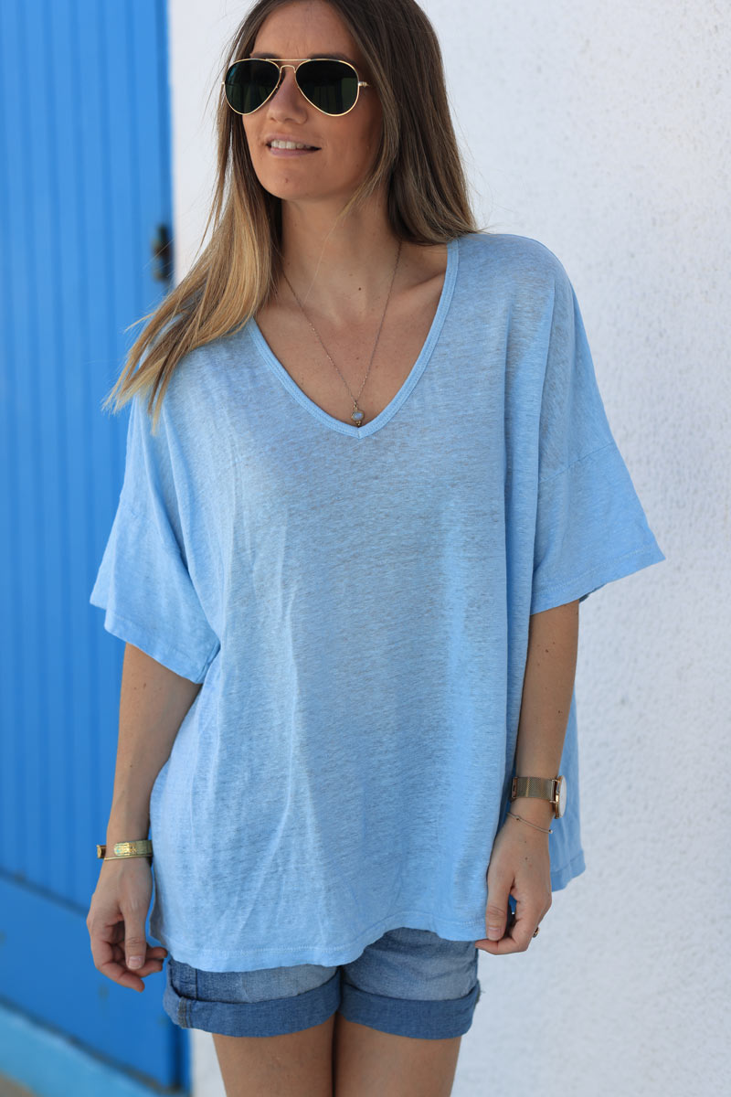 Camiseta suave de lino azul cielo con cuello en pico y mangas holgadas