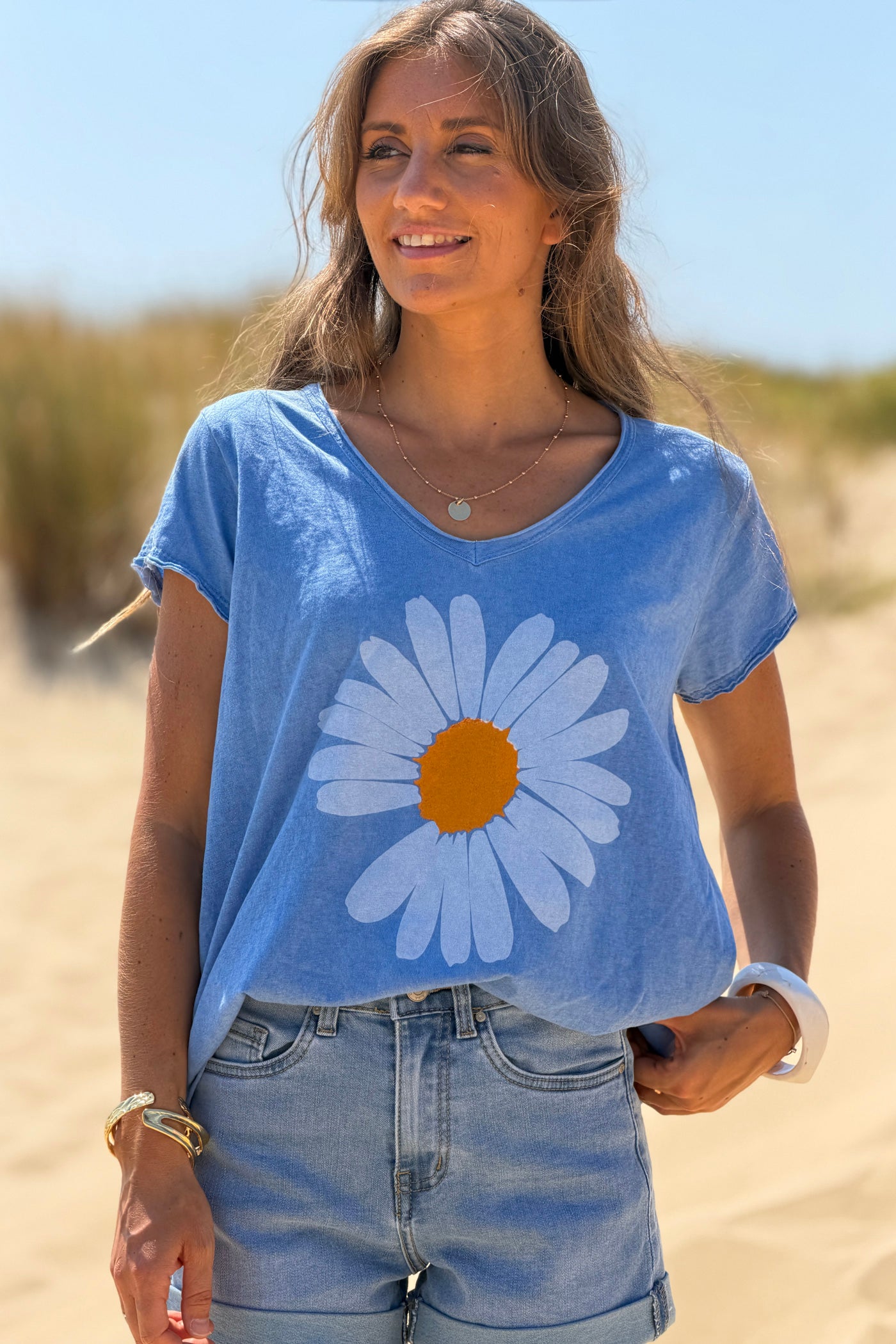 Tshirt bleu roi délavé en coton col v motif marguerite