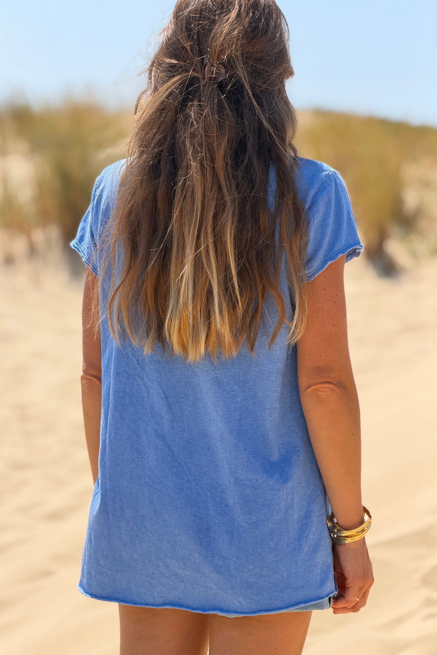 Tshirt bleu roi délavé en coton col v motif marguerite