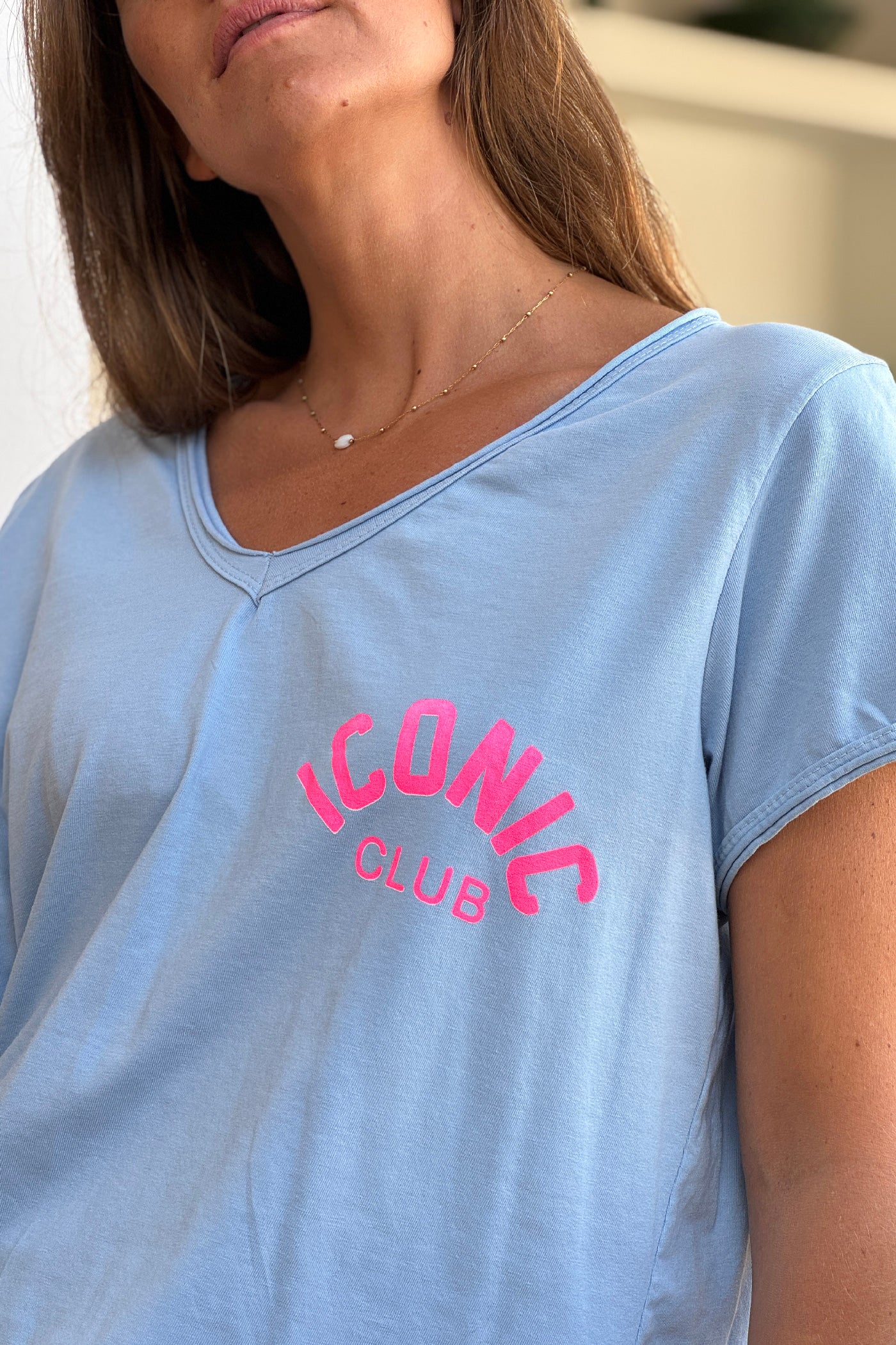 Tshirt bleu en coton stretch Iconic Club col v