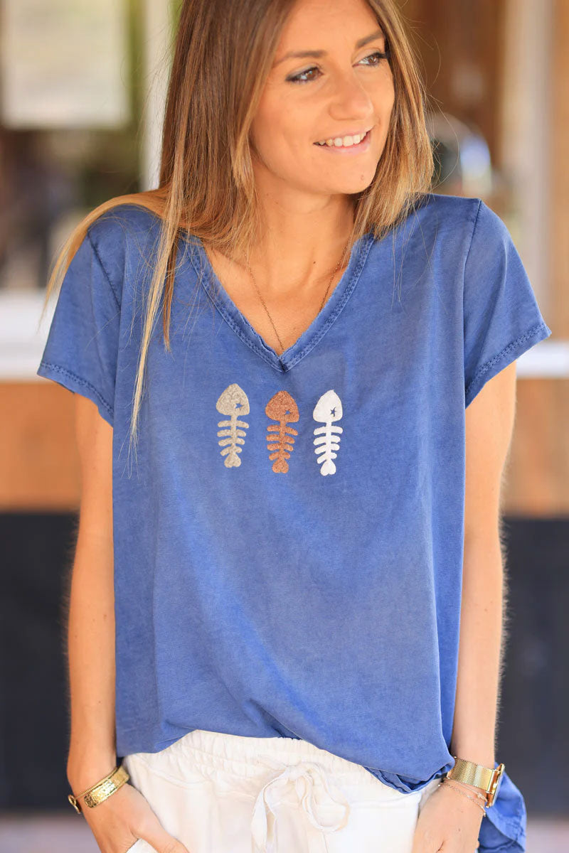 T-shirt bleu jean délavé coton col V franges trio poissons bouclettes