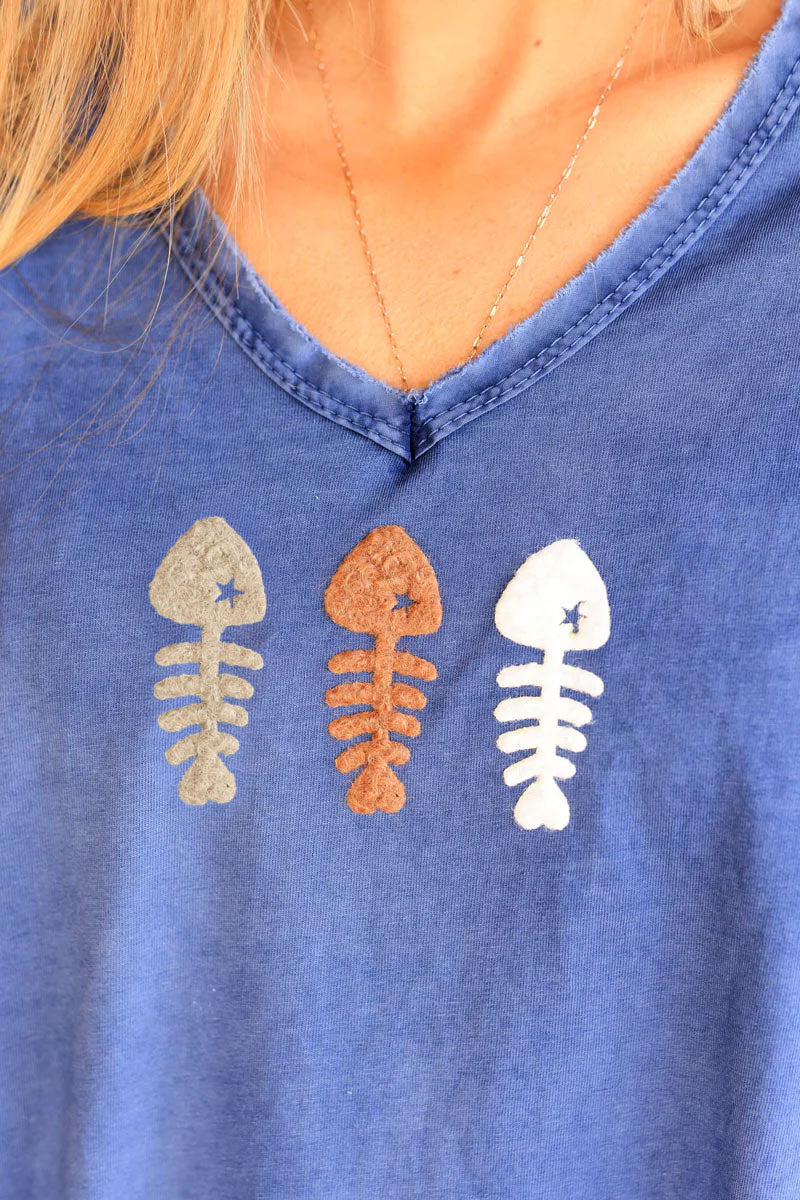 T-shirt bleu jean délavé coton col V franges trio poissons bouclettes