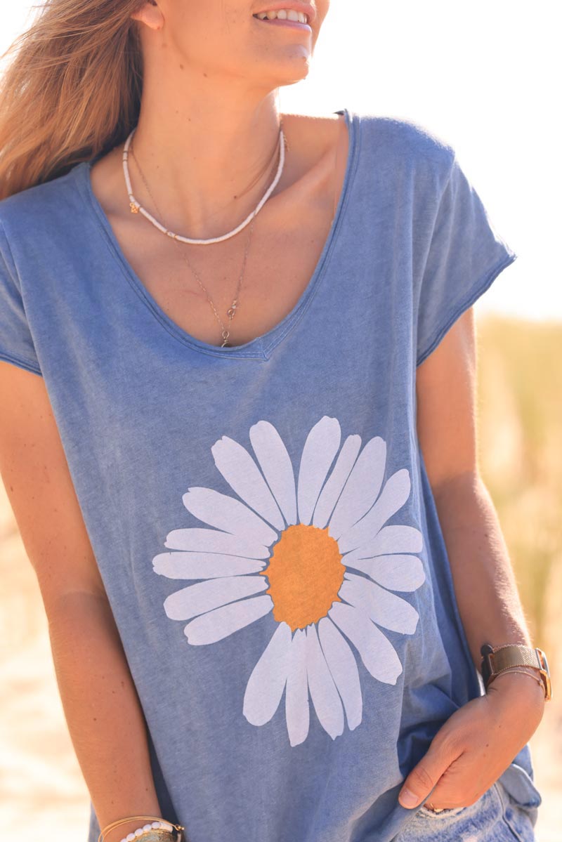 T-shirt bleu jean en coton col v motif marguerite