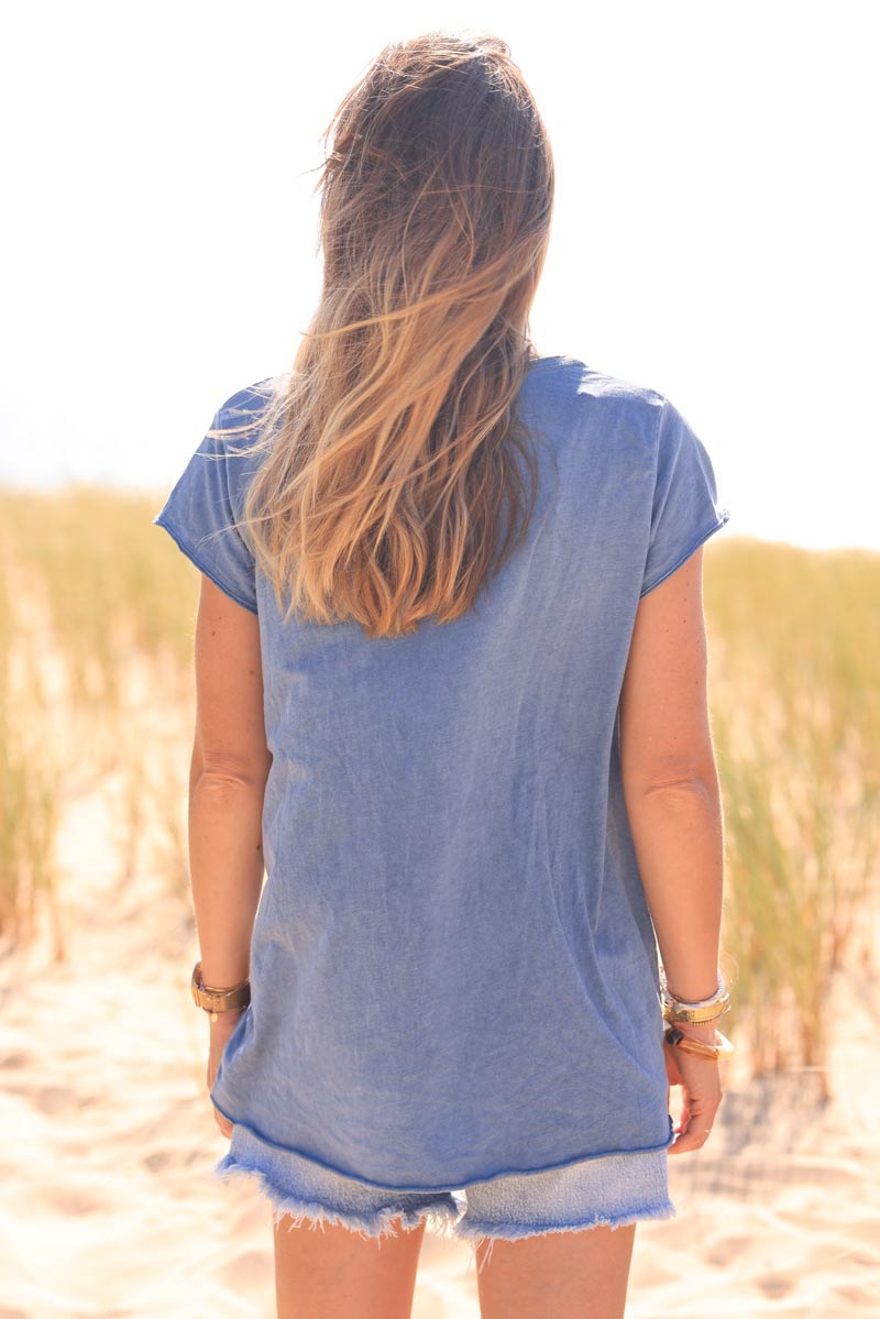 T-shirt bleu jean en coton col v motif marguerite