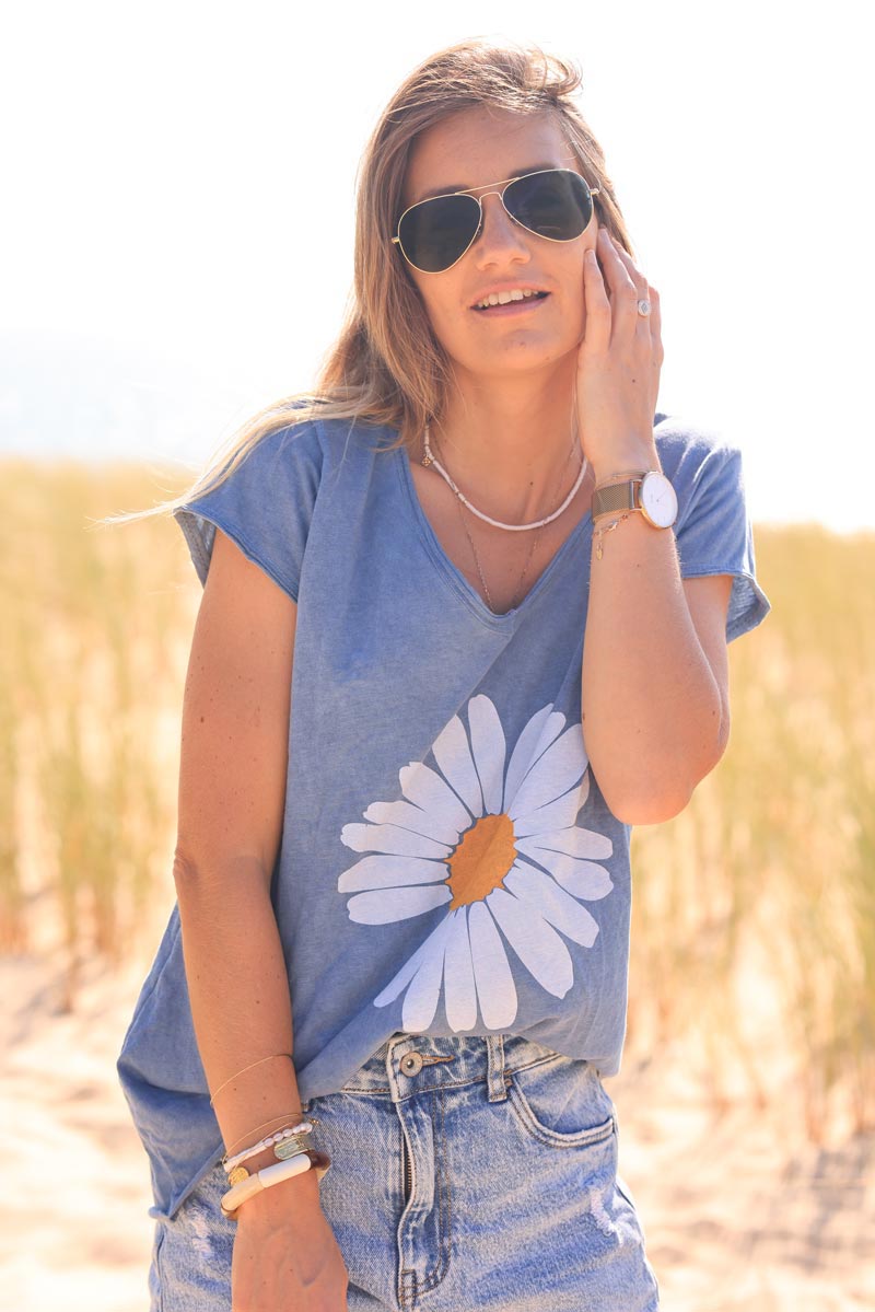 T-shirt bleu jean en coton col v motif marguerite
