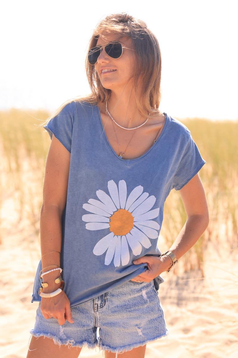 T-shirt bleu jean en coton col v motif marguerite