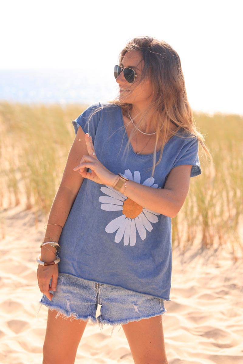 T-shirt bleu jean en coton col v motif marguerite