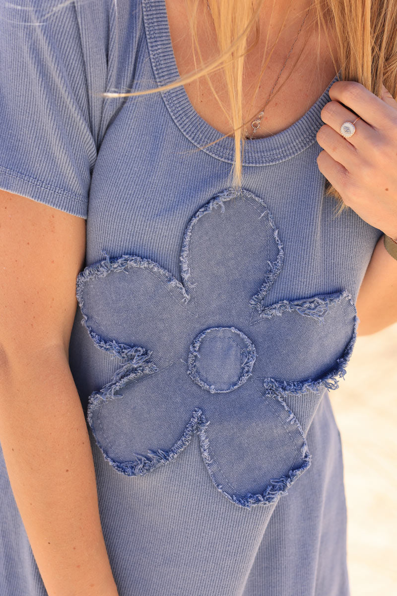 Camiseta vaquera azul de canalé de algodón, flores vaqueras con efecto desgastado, cuello redondo